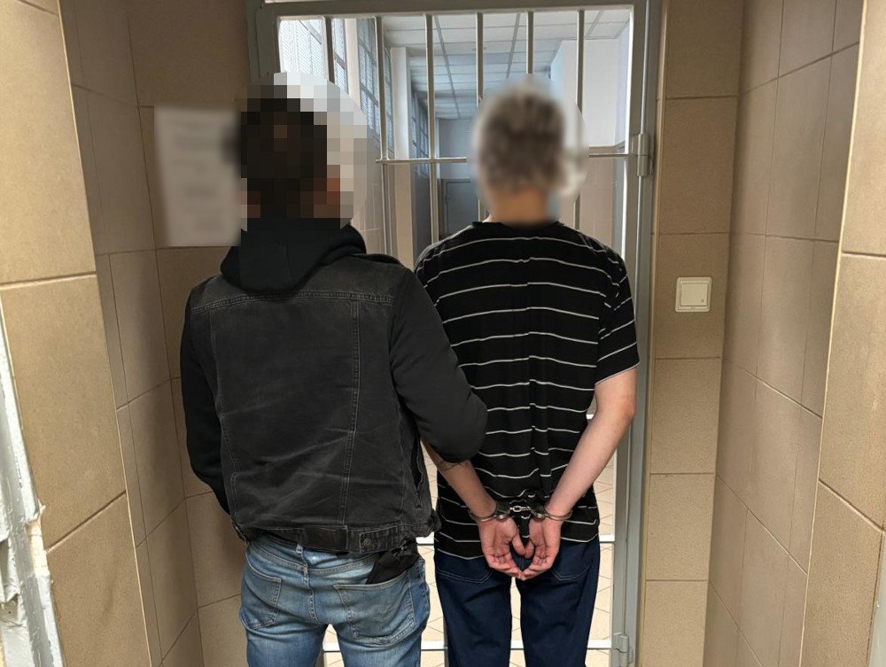  Zostawili mefedron na trawniku i sfotografowali