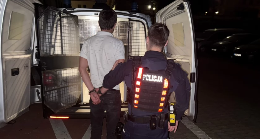 Randka czy przekręt? 23-latek z Gruzji zatrzymany z gotówką i cudzymi kartami