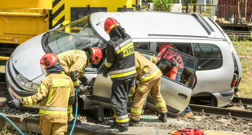 Lokomotywa miażdży auto!