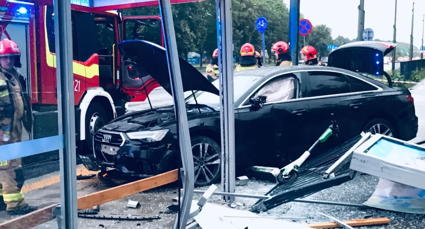 Groźny wypadek na Puławskiej. Kierowca Audi zniknął bez śladu