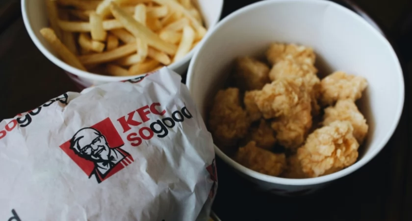 Mięso z podłogi i fałszywe daty. KFC zamyka wszystkie lokale w Danii!