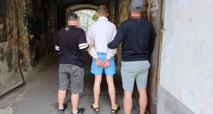  Diler z Brzeskiej zatrzymany przez praskich kryminalnych. Wpadła też „czujka” i dwóch klientów – zabezpieczono narkotyki i gotówkę