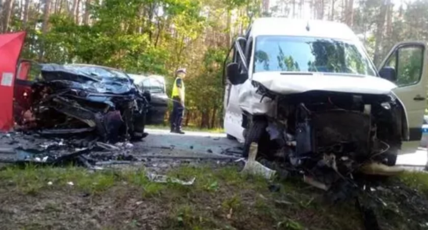 Tragedia na drodze wojewódzkiej: zginął ksiądz prałat i jego siostra