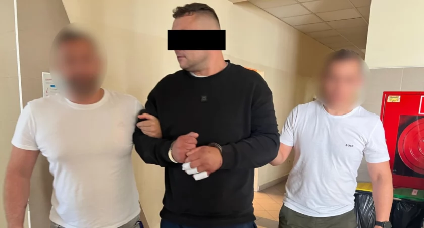 Groźby z nożem wobec ratowników. Agresywny 37-latek zatrzymany na warszawskiej Woli