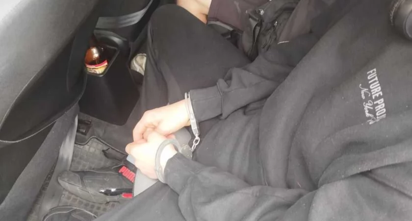 Znaleźli narkotyki na ulicy i chcieli spróbować. Zatrzymał ich patrol z Bielan