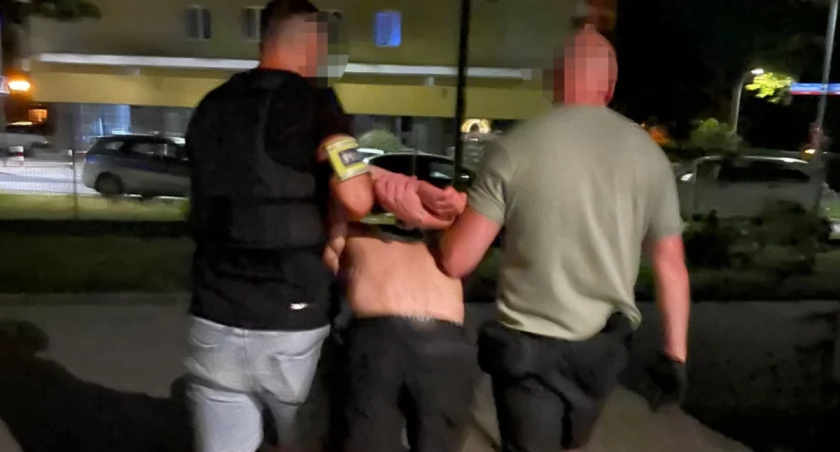 Pościg ulicami Warszawy. Uciekał bez butów i koszulki