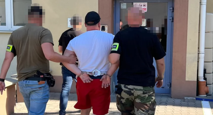  Zatrzymany z bronią i amunicją. Poszukiwany 41-latek wpadł w ręce bielańskich kryminalnych