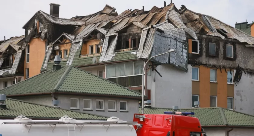 Ząbki po pożarze: nadzieje pogrzebane, a dach nadal odsłonięty. 