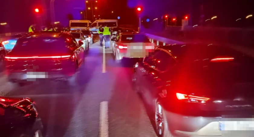 Policja uderza w nielegalne wyścigi. 57 mandatów i zatrzymane prawa jazdy w powiecie pruszkowskim