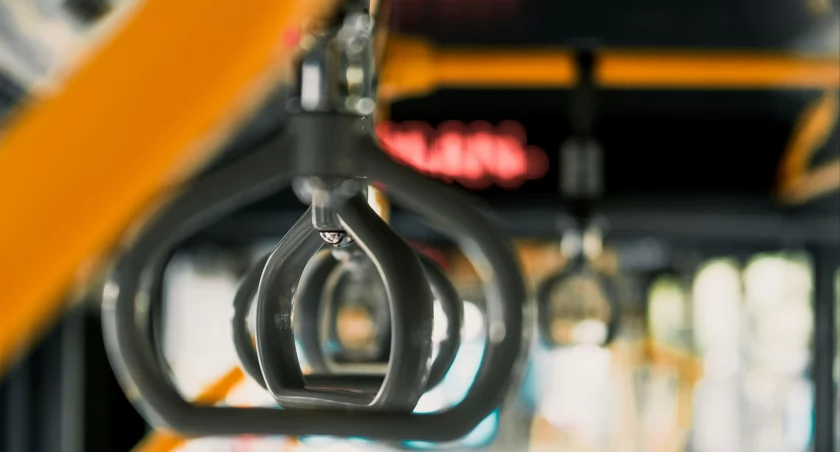 Niechciana lekcja w autobusie. Seksistyczne treści w przestrzeni publicznej