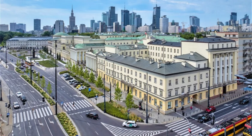 Plac Bankowy zielony jak nigdy. Prace po zachodniej stronie zakończone