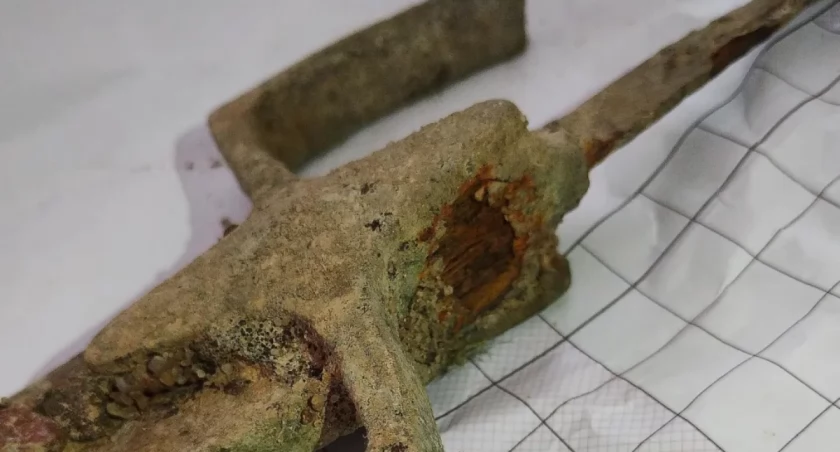 Broń z dna Wisły. Po mieczu przyszedł czas na szablę