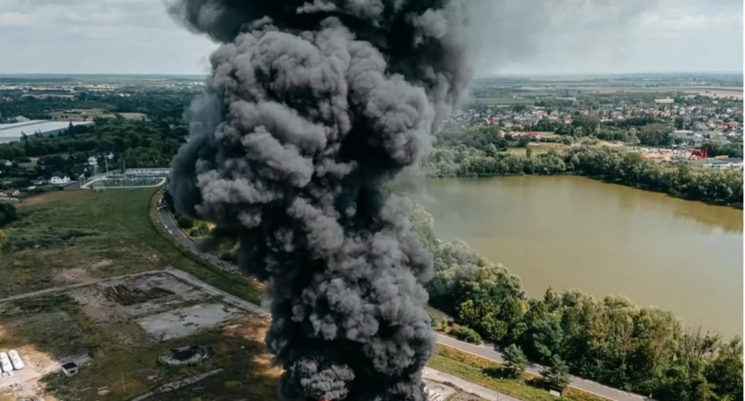 Pożar hali z chemikaliami w Sochaczewie. Z ogniem walczyło ponad 40 strażaków