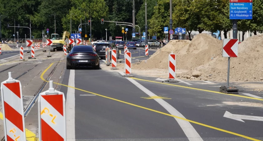 Remont Marszałkowskiej wchodzi na skrzyżowanie – szykuj się na zmiany!