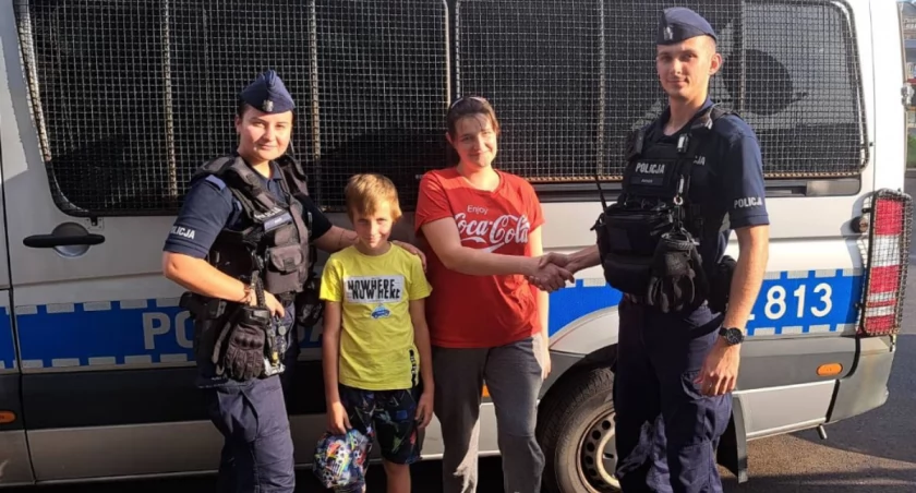  Warszawa: Policjanci odnaleźli zaginionego 8-latka i pomogli mu wrócić do mamy