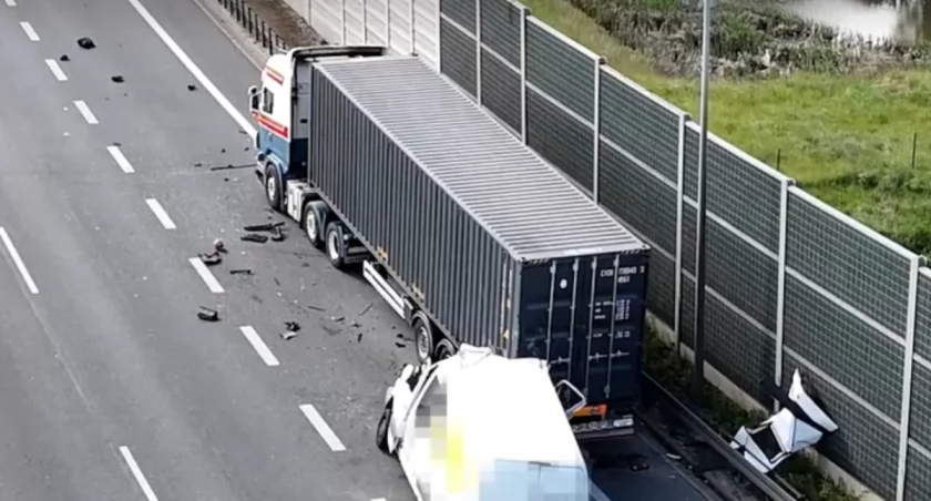 Koszmar na trasie S61. Bus z dziećmi wypadł z drogi – kierowca zasnął za kierownicą?