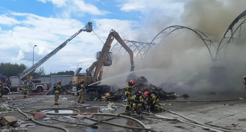  Pożar hali z odpadami w Warszawie. Ogień opanowany, trwa dogaszanie