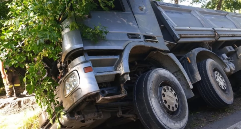 Płock.  O włos od tragedii. Ciężarówka wbiła się w drzewo 
