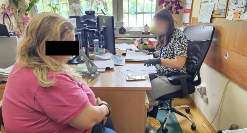  Pracownica sklepu wyłudziła towar na ponad 50 tys. zł. Biżuteria, perfumy i ubrania znikały z przesyłek