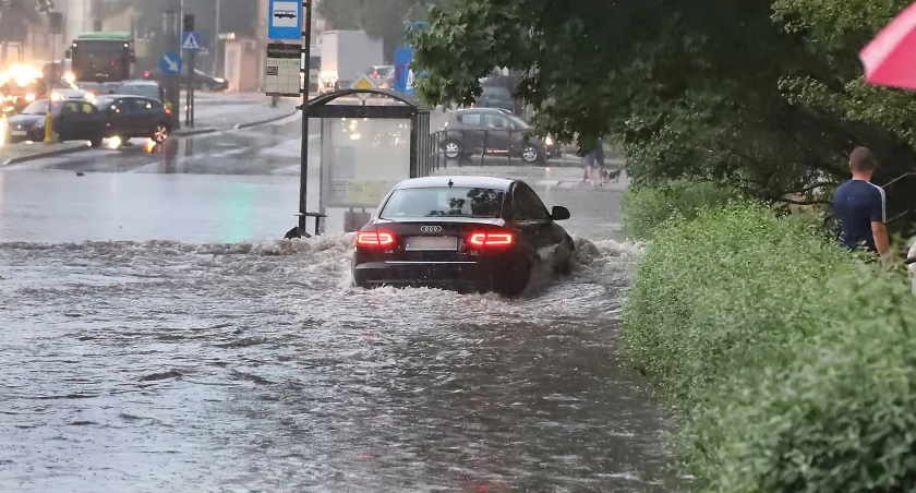 Trudna sytuacja pogodowa w kraju. Ulewy wyrządzają coraz więcej szkód