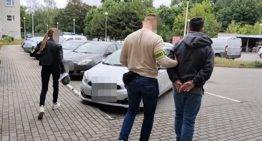 Zatrzymani za oszustwa „na pracownika banku”. Policja zabezpieczyła ponad 135 tys. złotych