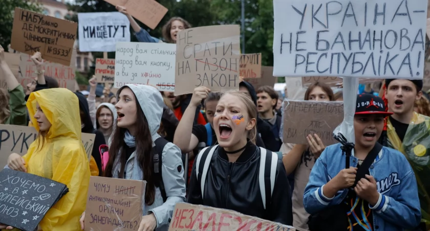 Kartonowy Majdan w Kijowie. Ukraińcy żądają przywrócenia niezależności organów antykorupcyjnych