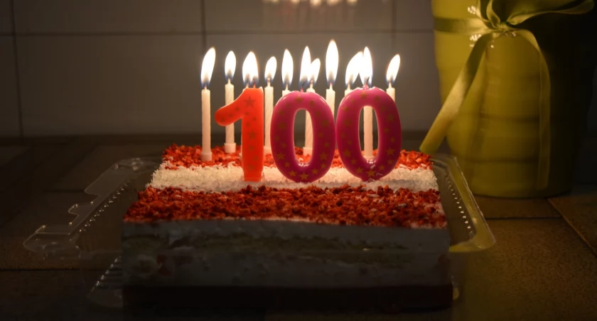 Świadczenie honorowe dla stulatków w 2025 roku. Ile wynosi i kto może je dostać?