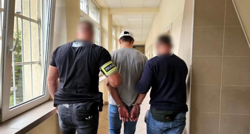 Podszył się pod żołnierza, by wyłudzić kredyt. Wpadł pod bramą jednostki wojskowej