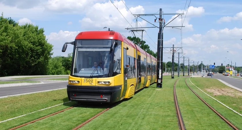 Tramwajem przez całe miasto. Poznaj najdłuższą linię w Warszawie