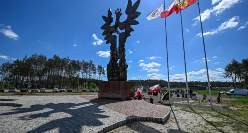 Pomnik „Rzeź Wołyńska” w Domostawie zniszczony. Jest reakcja Kancelarii Prezydent