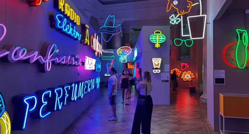 Neony znów rozświetlają Warszawę – Muzeum Neonów zaprasza do nowej siedziby