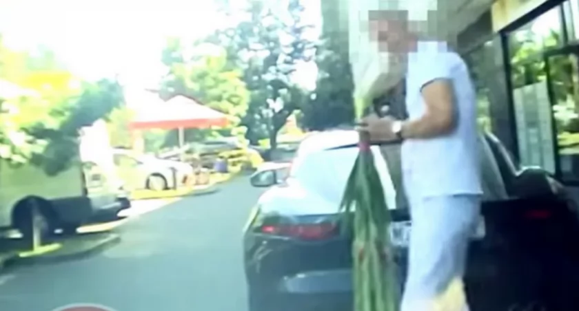 Zablokował drogę jaguarem „po kwiatki”. Nagranie z Warszawy hitem sieci