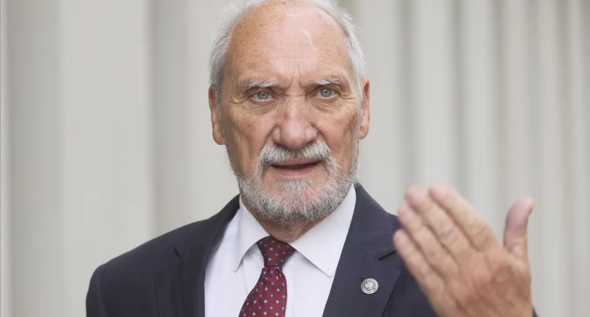 Były minister obrony wezwany do prokuratury. Powodem podkomisja smoleńska?