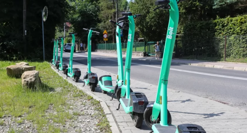 Dzieci na elektrykach: rośnie liczba wypadków, a prawo dopiero dojrzewa