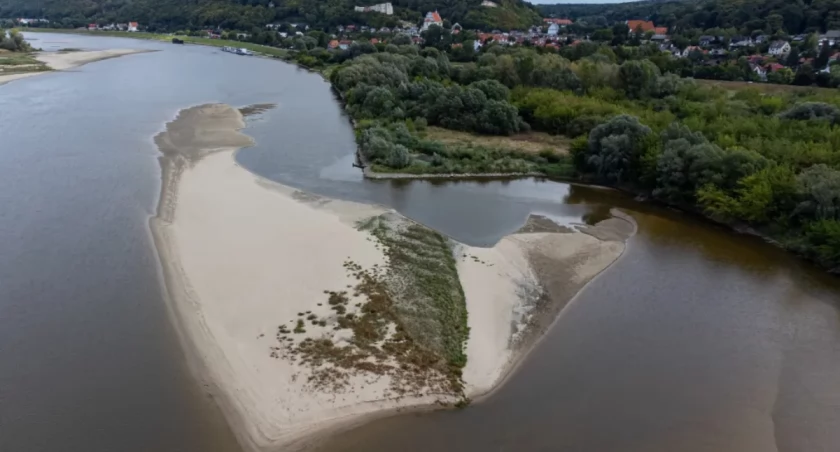 Warszawska elektrociepłownia bez wody z Wisły. Problem narasta