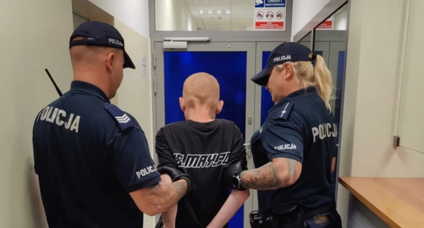 Dramatyczne sceny na Młocinach. 42-latek próbował zepchnąć kobietę pod metro