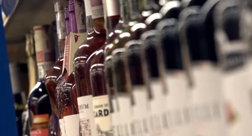 Alkohol tylko do 23:00? Dzielnice Warszawy podzielone