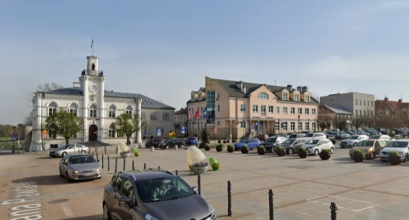 Ciechanów. Odbetonowanie centrum: drzewa, ławki, pergole