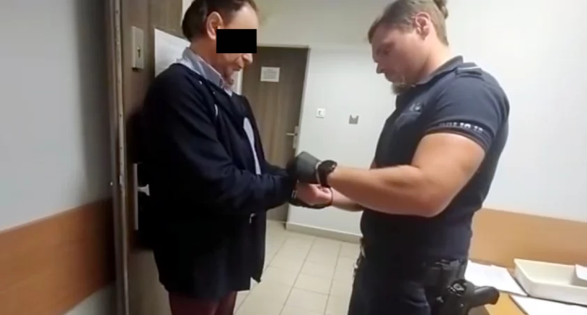 Poszukiwany listem gończym zatrzymany w pociągu. Ma do odbycia 11 lat więzienia