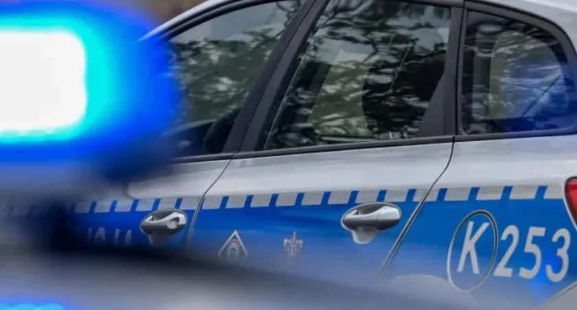 Dachowanie w Ząbkach. Kierowca uciekł, ale szybko wrócił na komisariat
