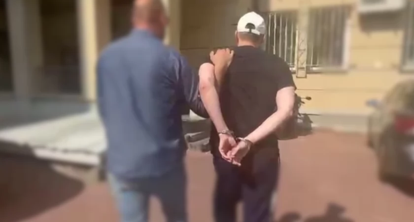 Wpadł handlarz bronią poszukiwany w Europie. Zatrzymany w warszawskim apartamentowcu