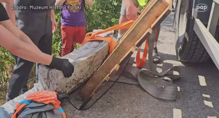 [WIDEO] Wisła oddała kolejne fragmenty Pałacu Kazimierzowskiego