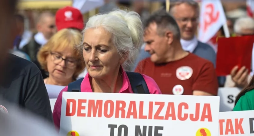 Protest nauczycieli w Warszawie przeciwko zmianom Nowackiej