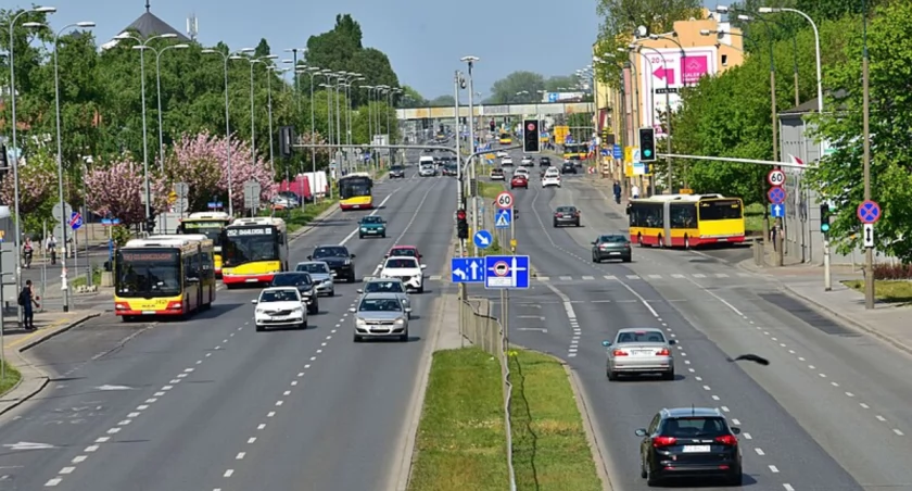 Warszawa: Pijani rodzice wjechali w auto i autobus na Targówku. Ranne 4-letnie dziecko