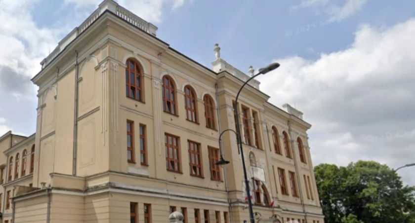 Płock: Zabytkowa elewacja „Jagiellonki” odzyska dawny blask