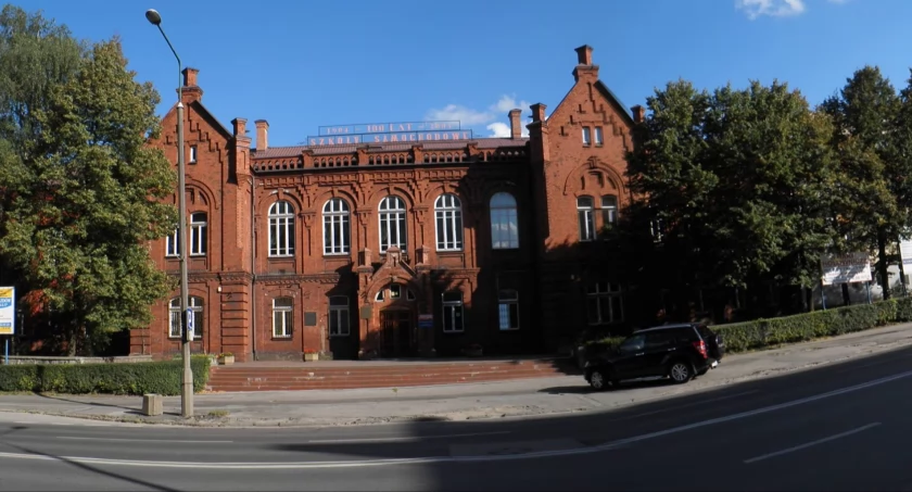 Skandal w radomskiej samochodówce. Nauczycielka miała pożyczać pieniądze od uczniów i zlecić pobicie