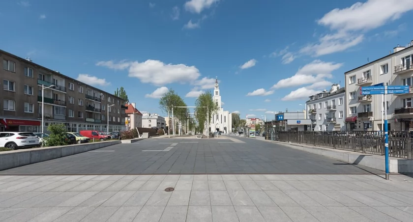 Groza na placu Szembeka — mieszkańcy: „To oni tu rządzą”