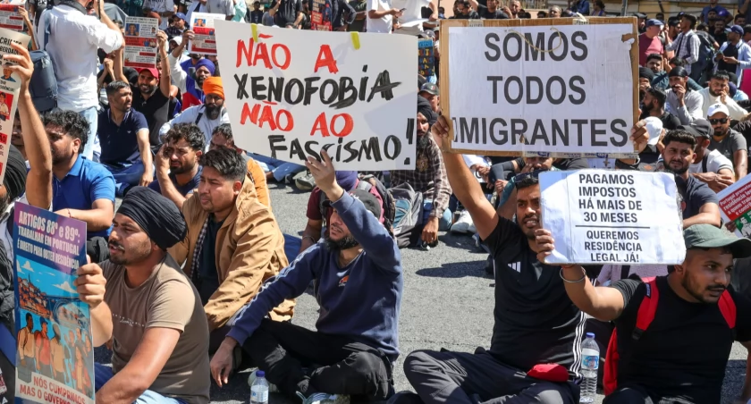 Przepychanki pod parlamentem w czasie wiecu imigrantów