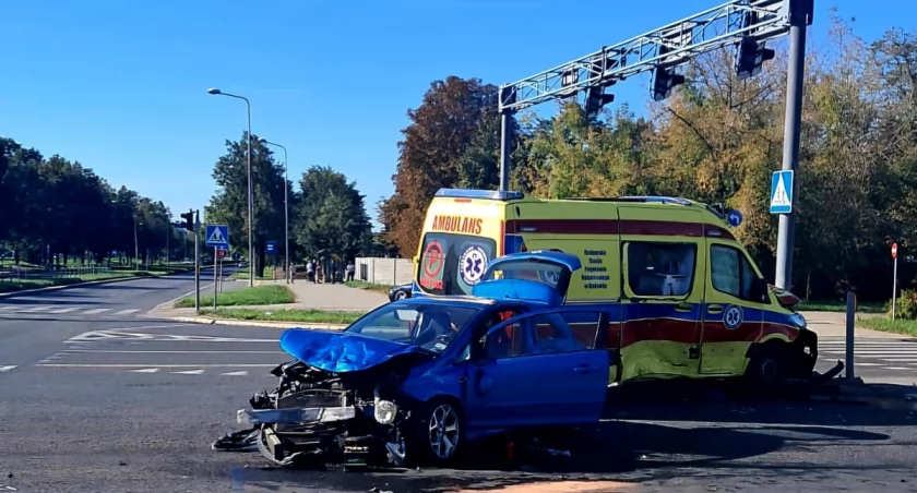 Radom: zderzenie karetki i osobówki. Pięć osób w szpitalu