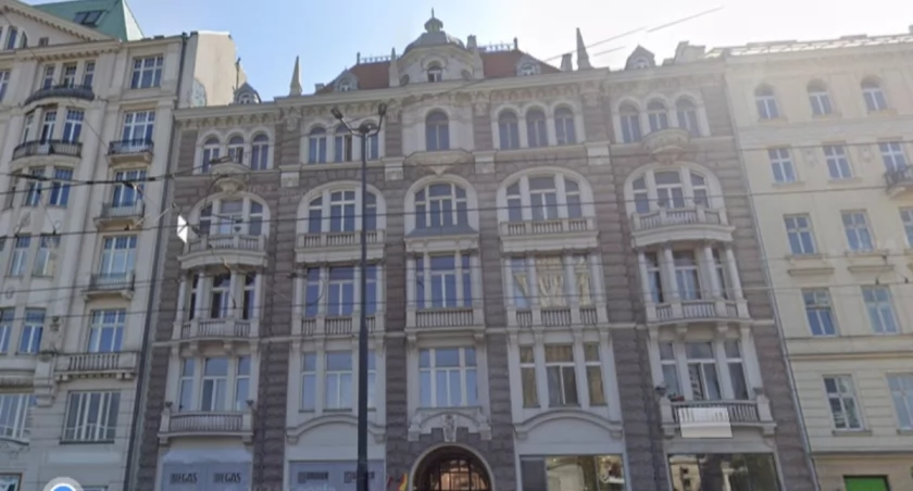 Perełka w cieniu drapaczy – historia kamienicy Hoserów